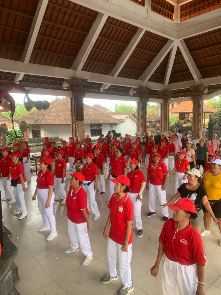 KEGIATAN PENGECEKAN KESEHATAN GRATIS DARI "ADAAPOTIK" DAN SENAM LANSIA DI BR. SILA DHARMA MENGWITANI