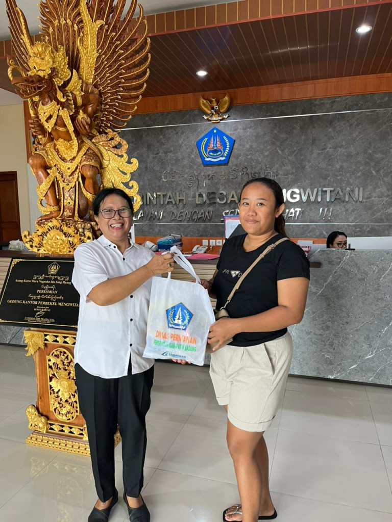 PEMBERIAN PAKET OLAHAN IKAN KATEGORI STUNTING DI KANTOR PERBEKEL MENGWITANI