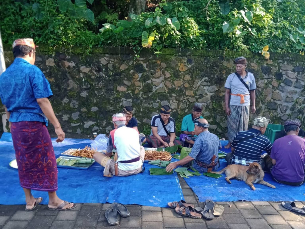 Warga Banjar Adat Kasianan Ngayah Siapkan Ulam Upakara Jelang Piodalan Pura Melanting