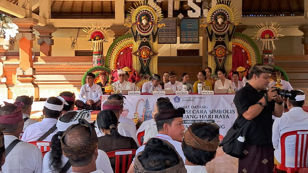 Pemerintah Kabupaten Badung Serahkan Bantuan Uang Hari Raya Galungan Secara Simbolis di Desa Pangsan