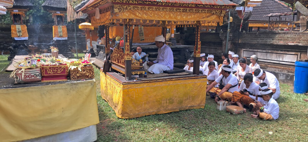 Kegiatan Tangkil Piodalan di Pura Penataran Agung Sekarmukti dan Penyerahan Bantuan Sarana Upakara