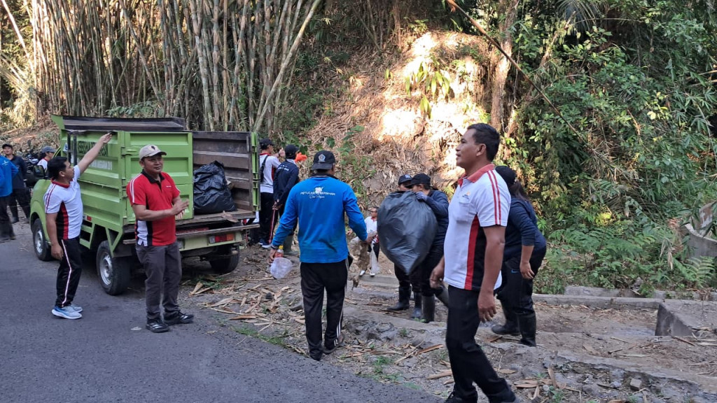 Pemerintah Desa Pangsan Laksanakan Krida Jumat dengan Jalan Santai dan Aksi Peduli Lingkungan