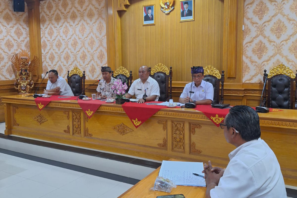 Pemangkasan Pohon Dalam Rangka Parade Ogoh - Ogoh tahun 2023