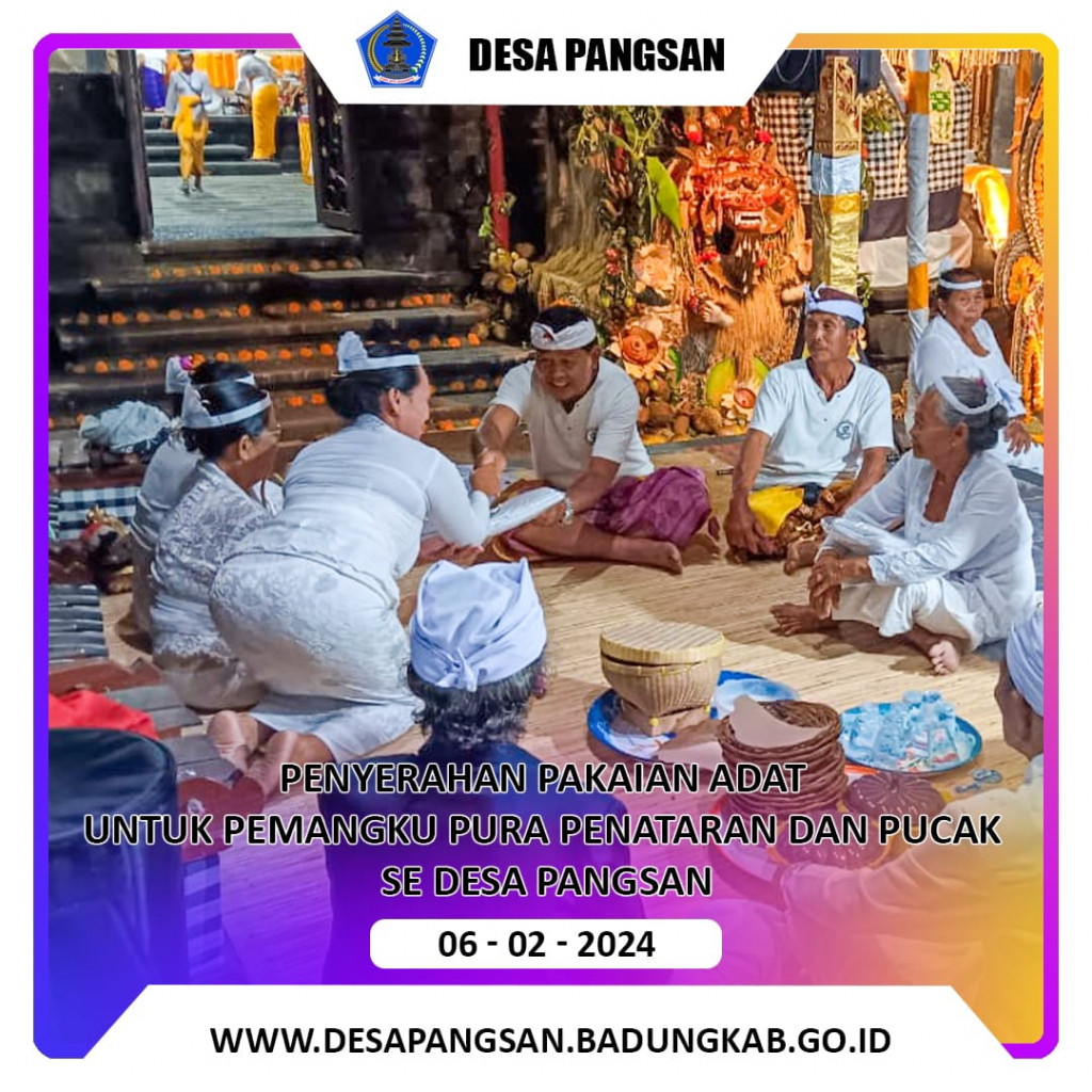 Perbekel Pangsan menyerahkan pakaian kepada pemangku se Desa Pangan