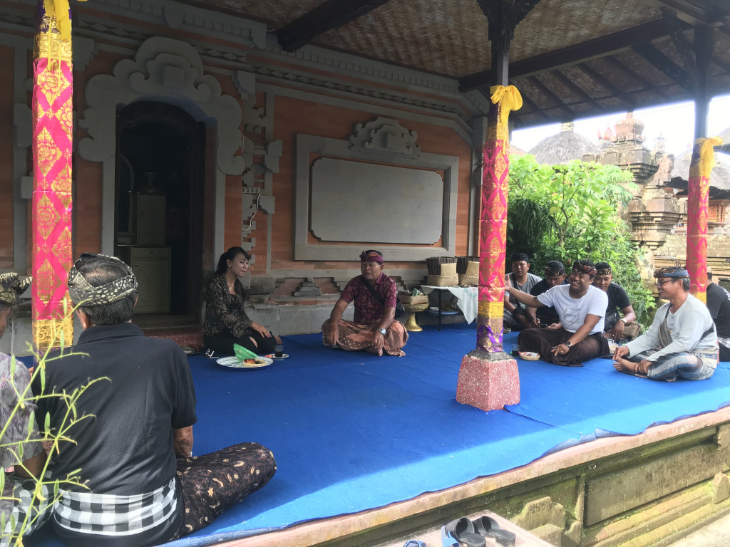 Desa Pangsan bersama LPM melayat bersama ke rumah almarhum I Gusti Putu Swarjaya
