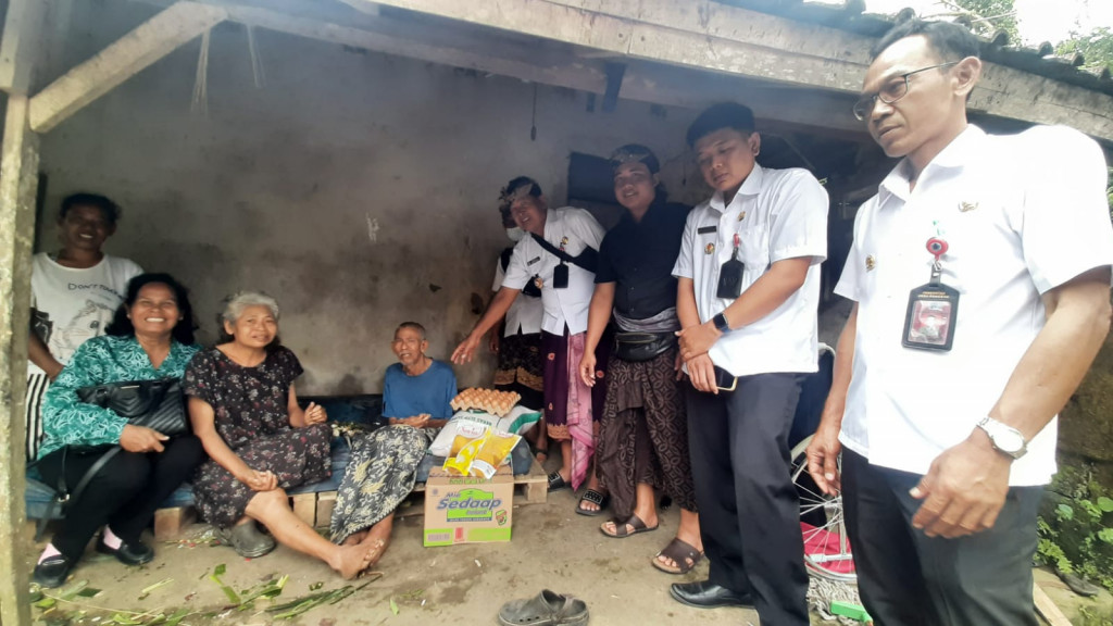 Perbekel Pangsan atensi Penyandang Masalah Kesejahteraan Sosial (PMKS)di Desa Pangsan