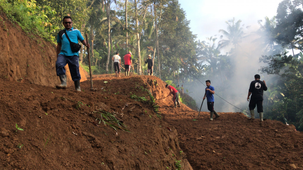 SEMANGAT BULAN BUNGKARNO, HARMONIS DESA DINAS DAN ADAT PANGSAN, MEMBANGUN KEBERSAMAAN MELALUI GOTONG ROYONG