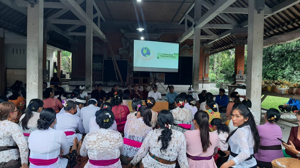 Sosialisasi Pemilahan Sampah terakhir bersama KKN Unwar Di Balai Banjar Kasianan