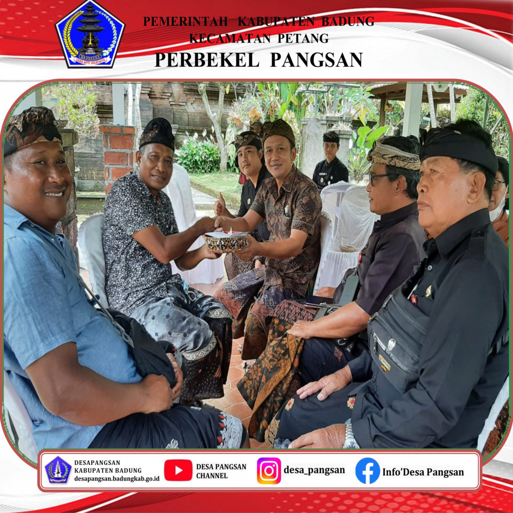 Bersama Perbekel, BPD Desa Pangsan Menyerahkan bantuan Upakara kepada keluarga almarhum Ni Wayan Nyambreg