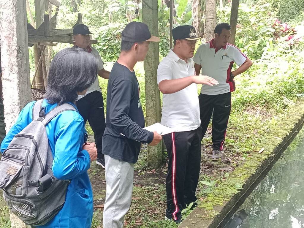 Camat Petang Kawal Penataan Kawasan Suci di Desa Pangsan