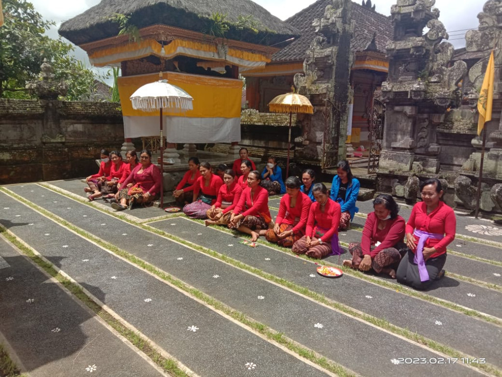 PKK  Desa Pangsan Ngayah di Pura Penataran Agung Kasianan
