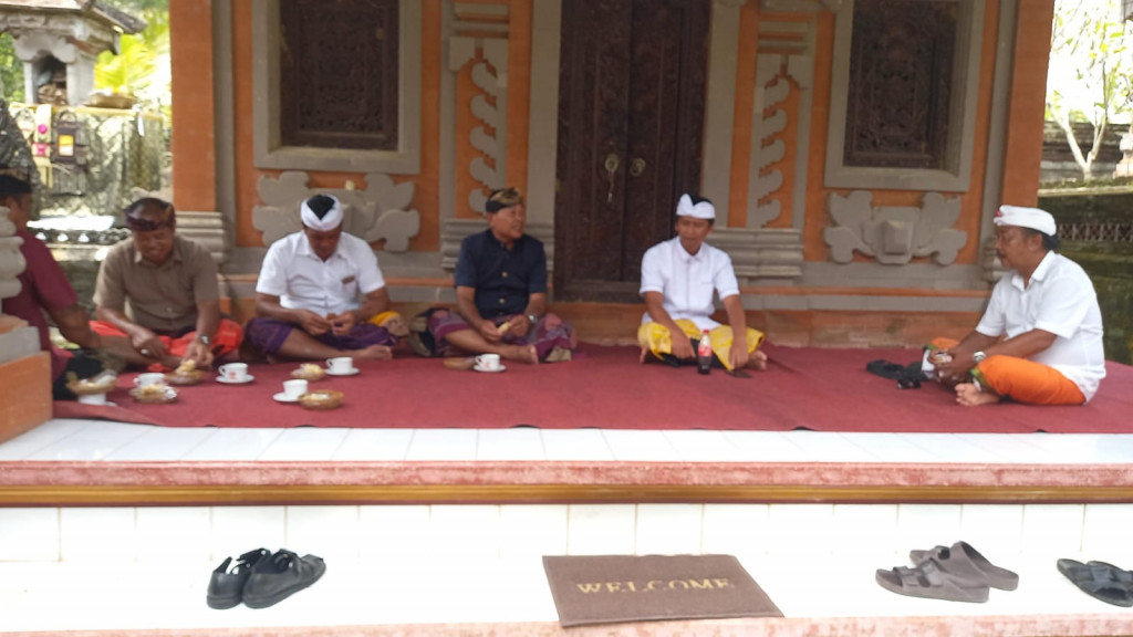 Perbekel Pangsan Beserta Kelian Banjar Dinas menghadiri Upacara Memukur almarhum Ida Bagus Indra Adnyana