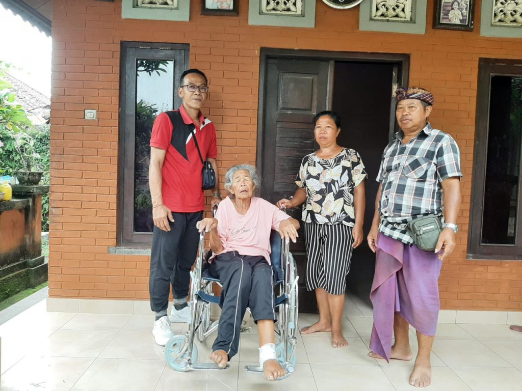 Penyerahan Alat Bantu Kursi Roda kepada I Made Lempung