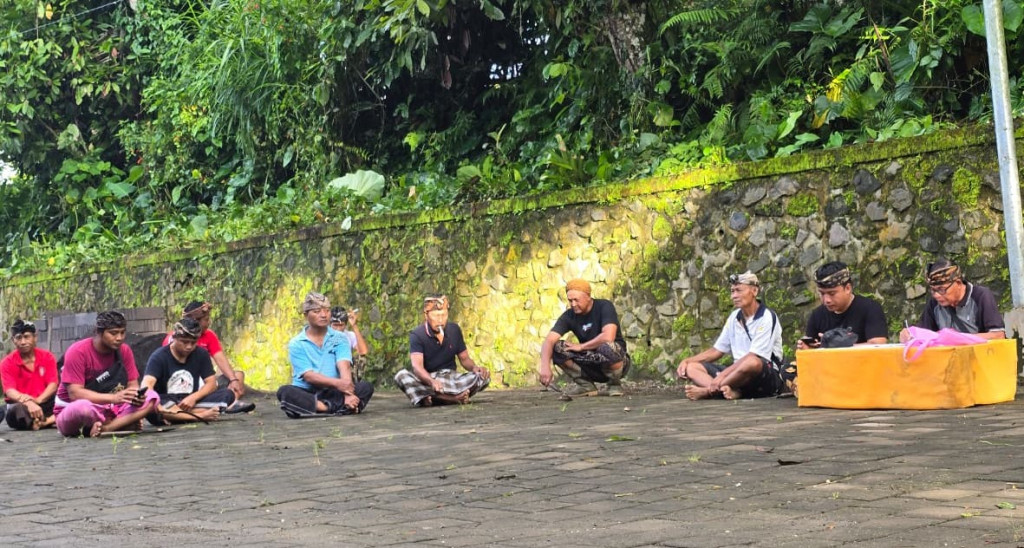 Sambut Piodalan, Krama Banjar Adat Kasianan Gelar Gotong Royong Mareresik di Lingkungan Pura Penataran Agung