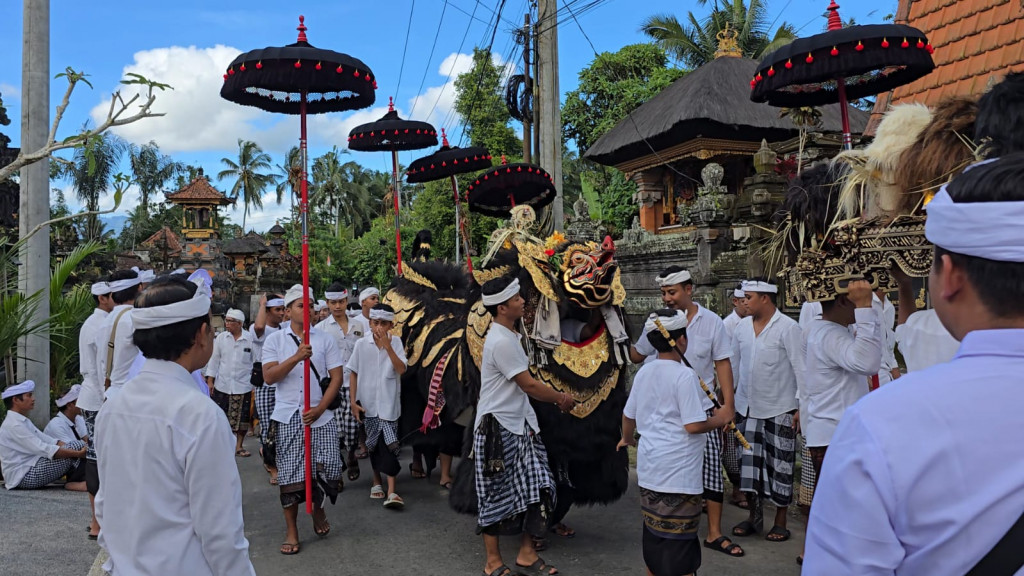 Suasana Khusyuk Iringi Prosesi Tapakan Ida Bethara Pura Penataran Sari Lunga ke Kasianan