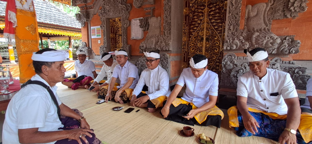 Perangkat Desa, Staf Perangkat Desa dan BPD Desa Pangsan Melaksanakan Persembahyangan di Pura Penataran Agung Sekarmukti