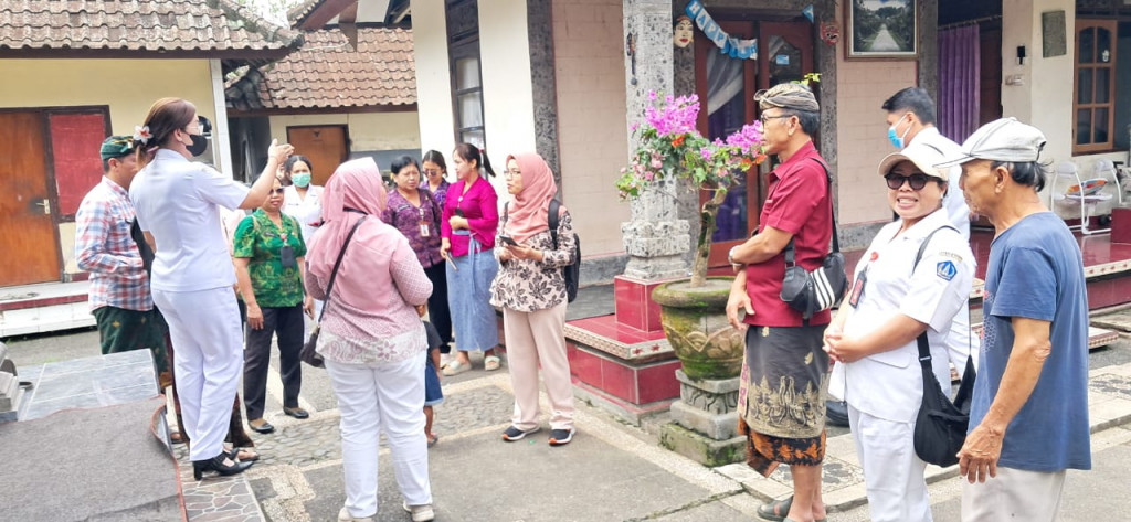 Pengecekan Balita Penderita Cacingan oleh Tim Kesehatan di Desa Pangsan