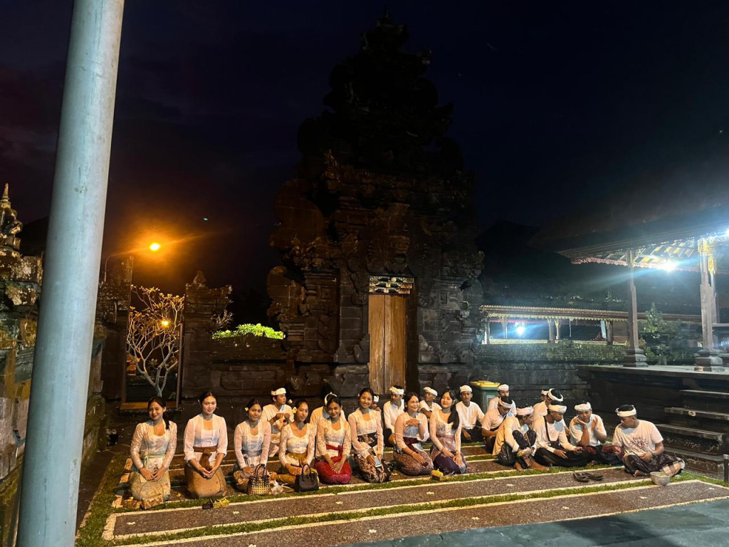 Persembahyangan Siwaratri di Desa Adat Pangsan sekaligus Rapat Persiapan Bulan Bahasa Bali 2026