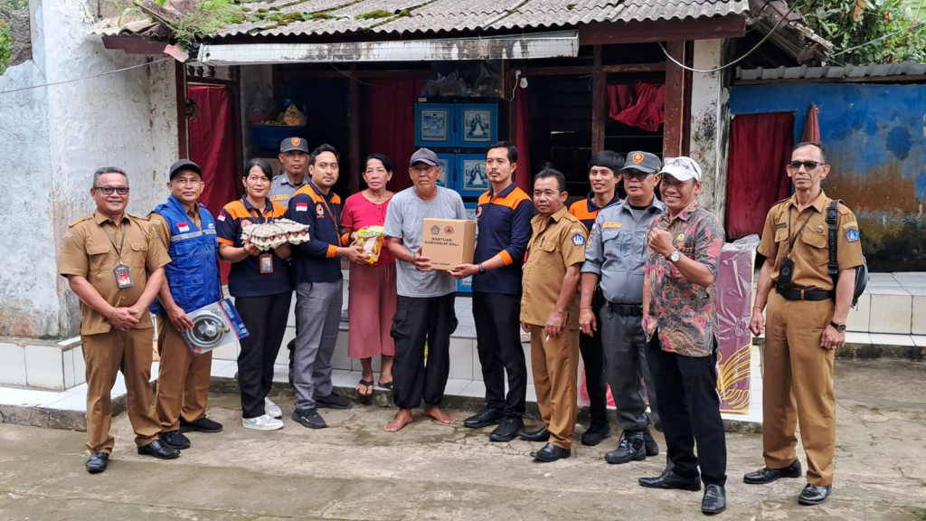 BPBD dan Dinas Sosial Kabupaten Badung Serahkan Bantuan untuk Korban Rumah Roboh di Desa Pangsan