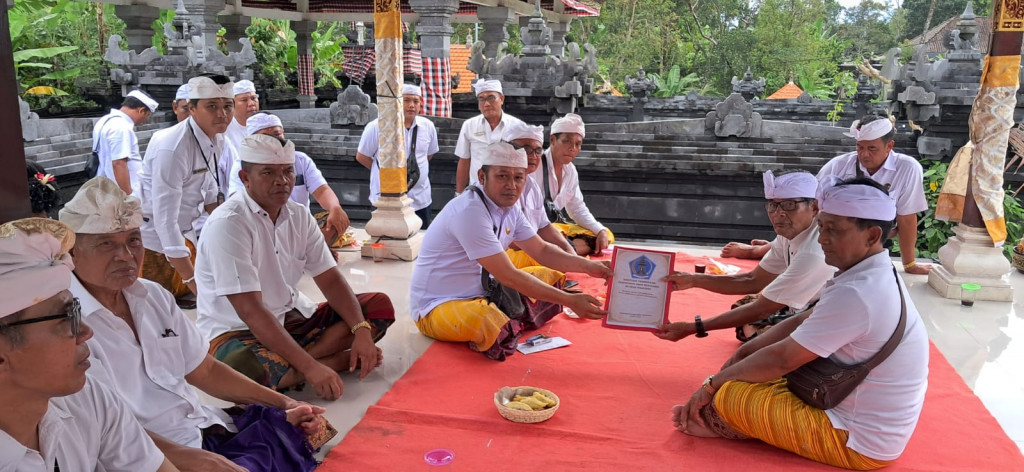 Pemerintah Desa Pangsan Nangkil di Pura Kahyangan Jagat Pucak Meru dan Serahkan Bantuan Sarana Upakara