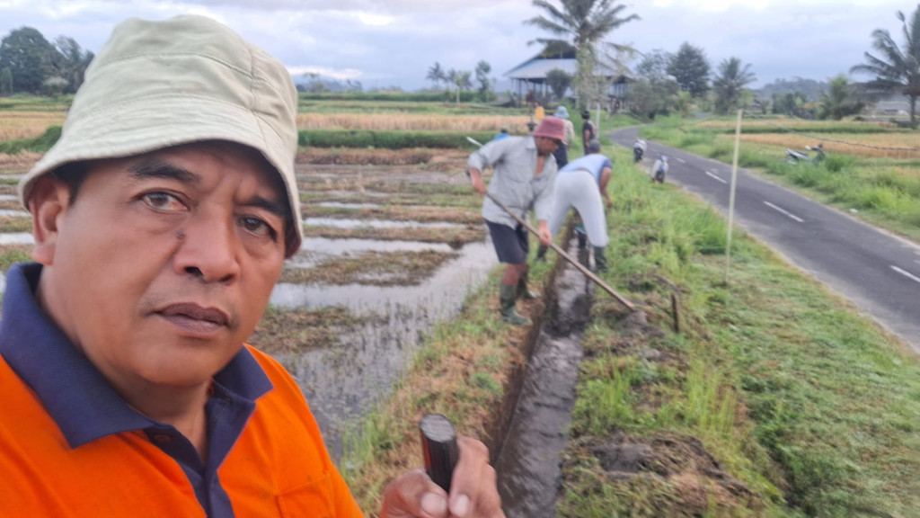 Gotong Royong Subak Bergiding: Upaya Nyata Warga Desa Pangsan Menjaga Irigasi dan Kelestarian Lingkungan