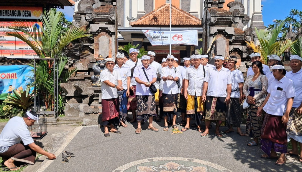 Pemerintah Desa Pangsan Laksanakan Persembahyangan dan Pelepasan Burung pada Rahina Tumpek Uye
