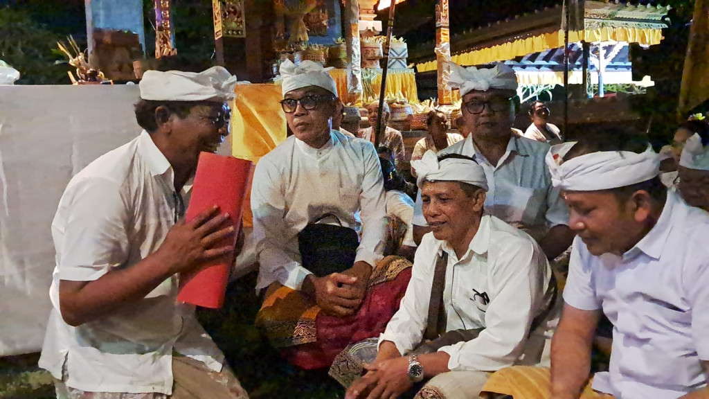 Tangkil Bersama dan Penyerahan Bantuan Sarana Upakara di Pura Pucak Geni Jaya Desa Pangsan