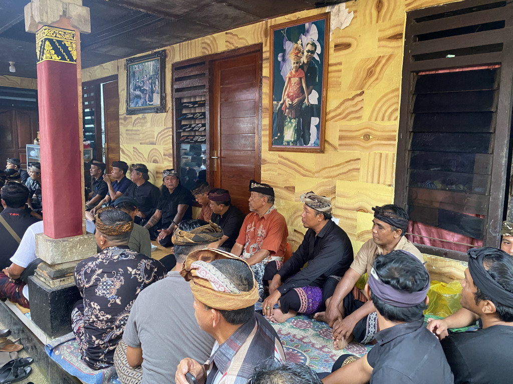 Perbekel Petang Melayat di Banjar Petang Suci Desa Petang