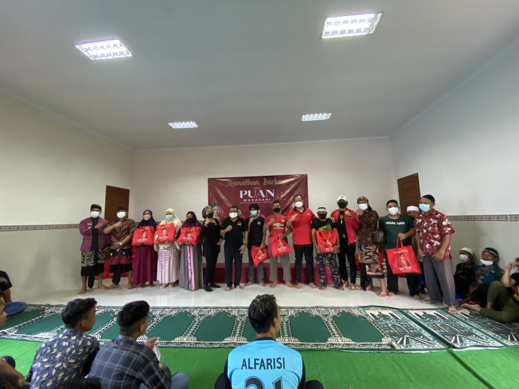 Perbekel Petang Hadiri Acara Penyerahan Bantuan Berupa Sembako "Ramadhan Berbagi"