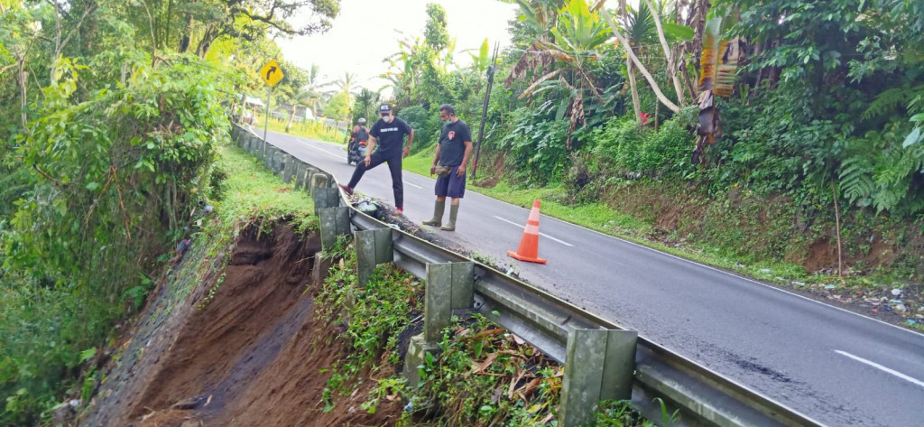 Cuaca Extrim,Jalan Petang Banjar Kerta Longsor
