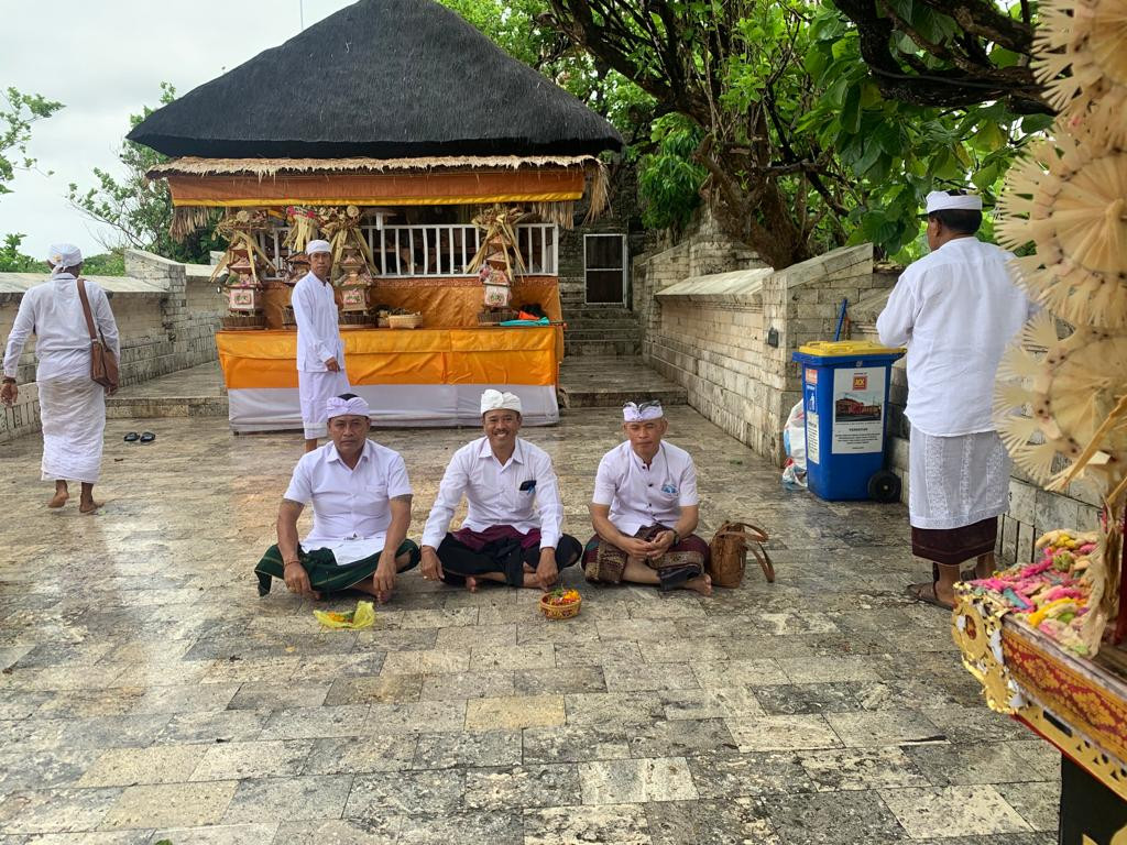Perbekel Desa Petang menghadiri Penganyaran di Pura Uluwatu