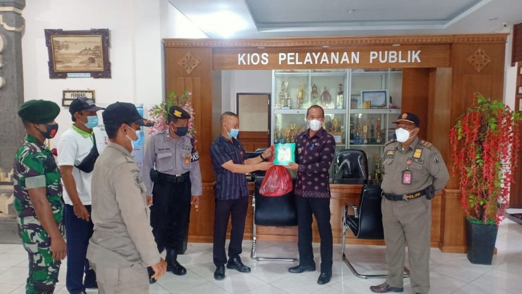 Perbekel Desa Petang Menerima Sumbangan Masker dari Satgas Covid Kecamatan Petang