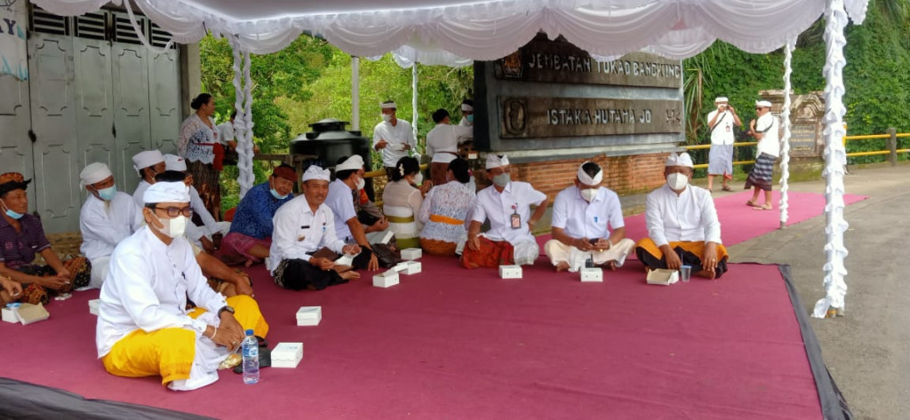 Perbekel Desa Petang Menghadiri Acara Mecaru di Jembatan Tukad Bangkung,Pelaga