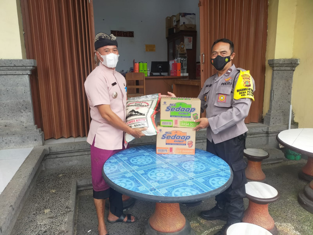 Perbekel Desa Petang Memberikan Sumbangan Kepada Saudara Kita yg Terkena Musibah