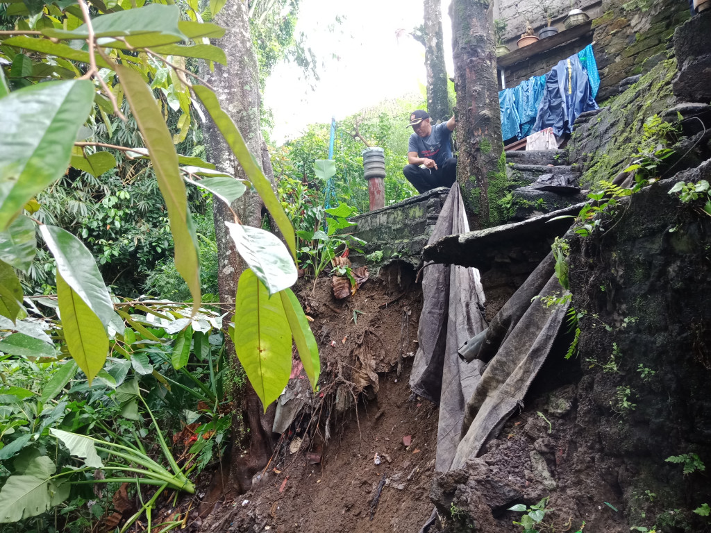 Perbekel Petang Meninjau Terjadinya Tanah Longsor di Banjar Angantiga,Petang