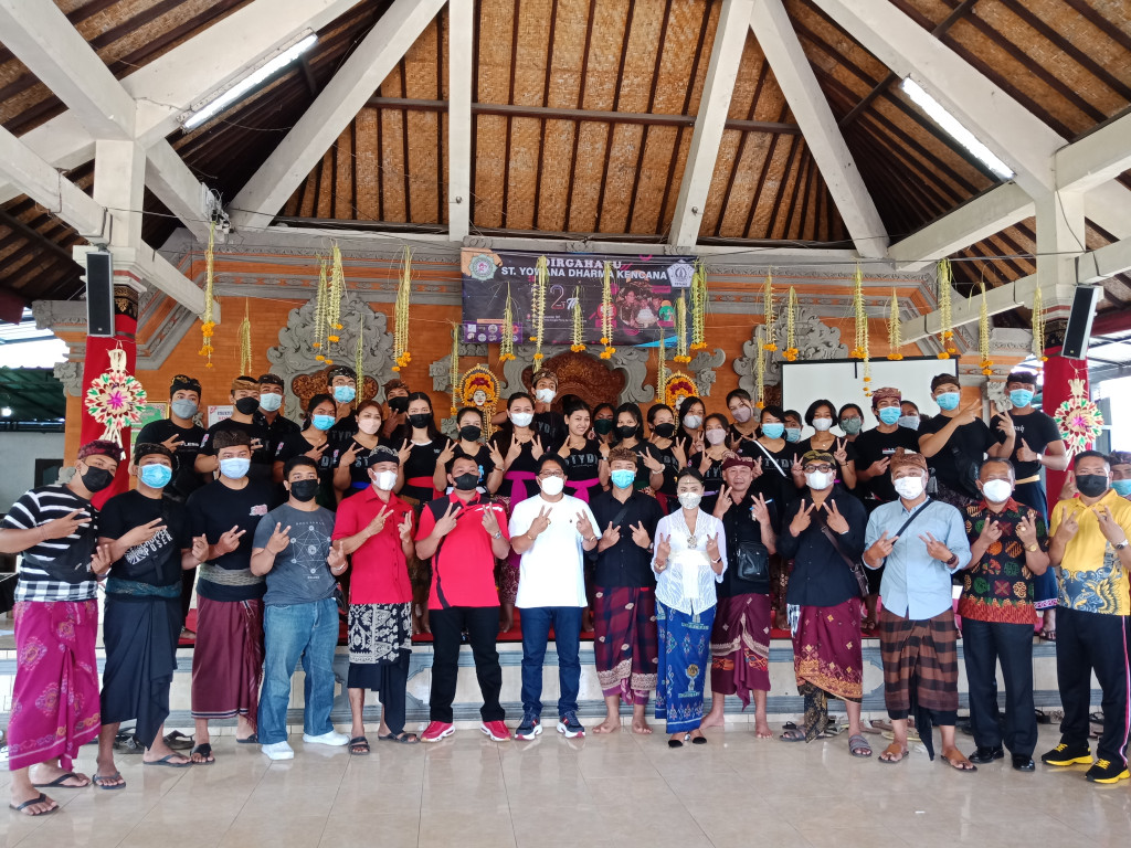 Perbekel Desa Petang Menghadiri Acara Aksi Sosial dan Ulang Tahun STT Yowana Dharma Kencana,Banjar Petang Suci