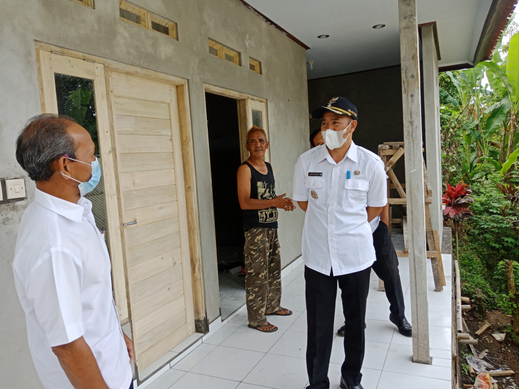 Perbekel Petang Mengunjungi Kondisi Bangunan Bedah Rumah