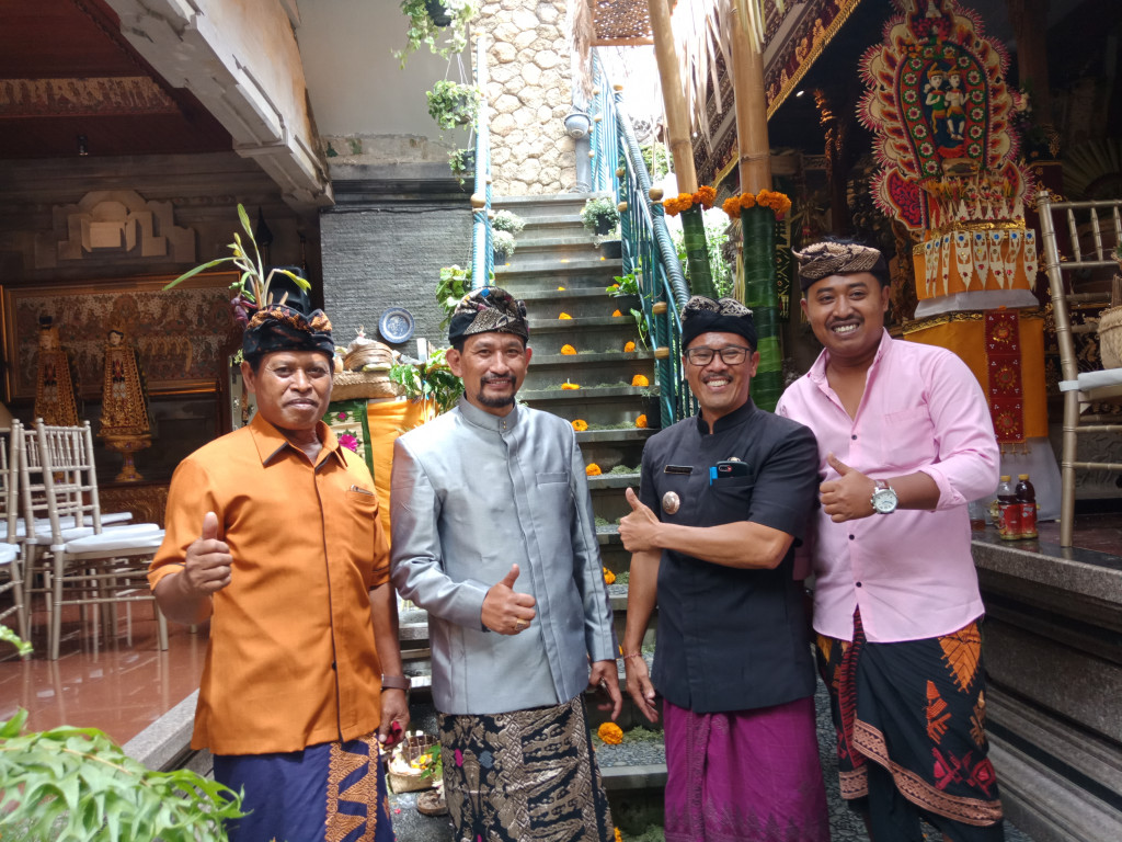 Perbekel Petang Menghadiri Acara Mepandes