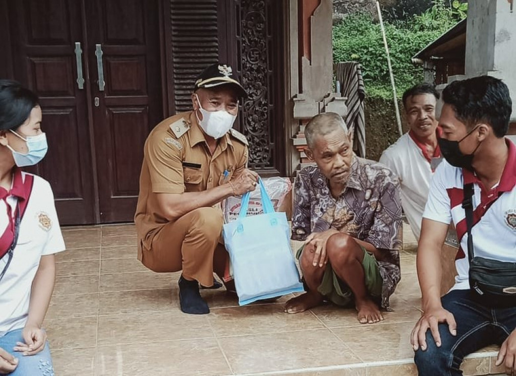 Perbekel Desa Petang Memberikan Sumbangan Kepada Warga Penyandang Disabilitas