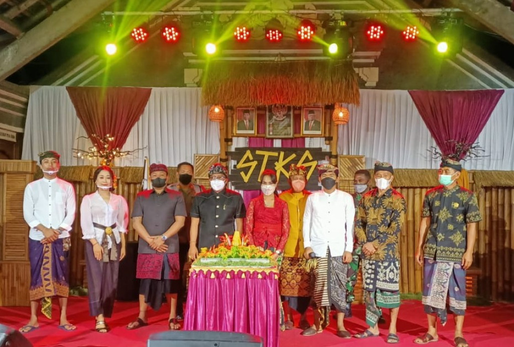 Perbekel Desa Petang Menghadiri HUT Stt Kerta Santhi,Br Kerta