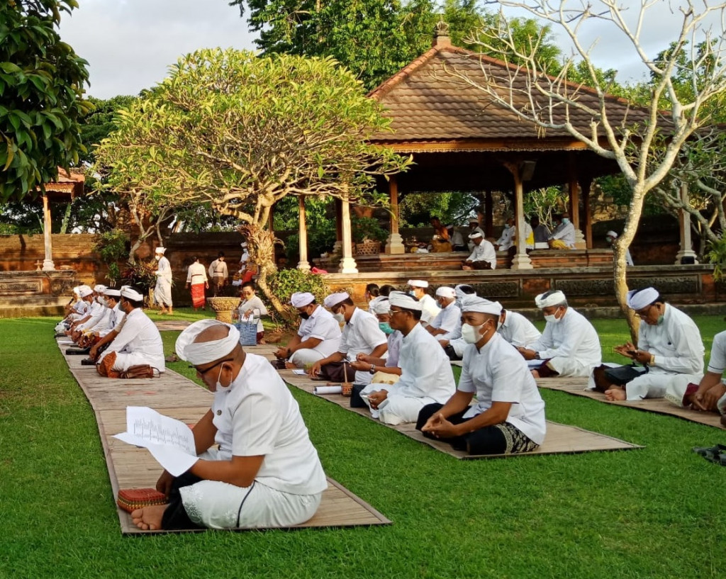 Perbekel Desa Petang Mejaya-jaya di Pura Lingga Bhuana Kab. Badung