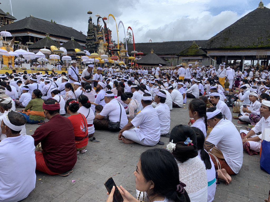 Bakti Penganyaran Pemerintah Desa Selat ke Pura ulundanu Batur dan Pura Agung Besakih