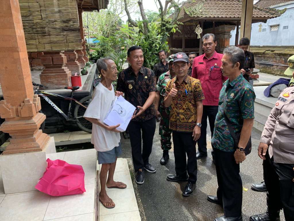 Penyerahan Bantuan Bagi Para Veteran Desa Selat