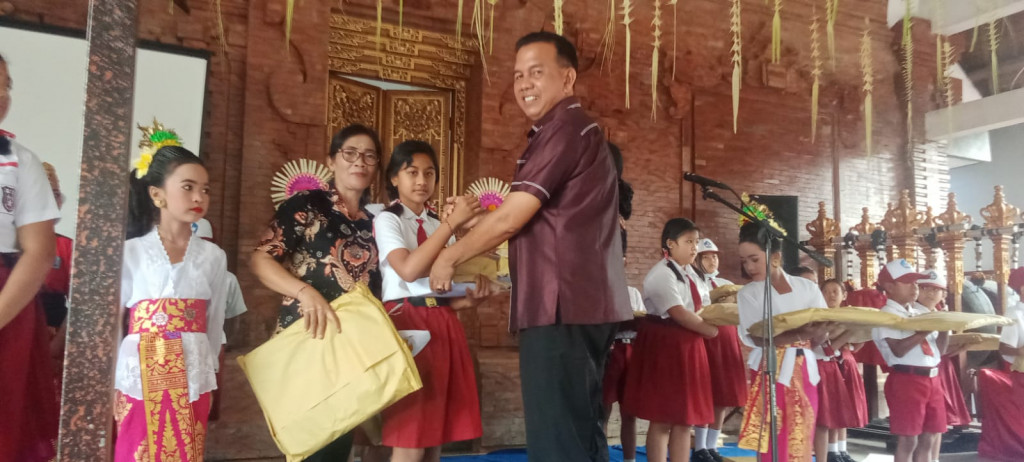 Penyerahan Bantuan Bagi Para Siswa Berprestasi