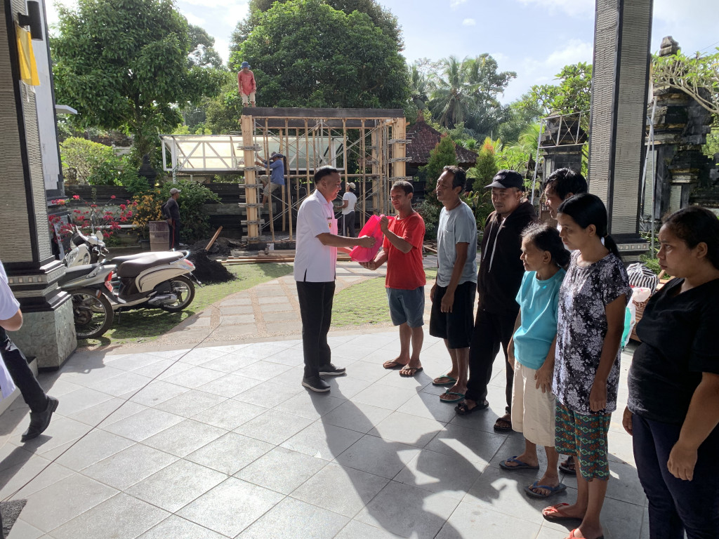 Penyerahan Bantuan Bagi Para Disabilitas Desa Selat