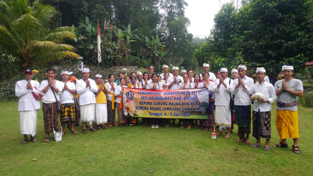 Penganyaran Pemerintah Desa Selat ke Pura Gunung Raung dan Pura Mandhara Giri Semeru Agung