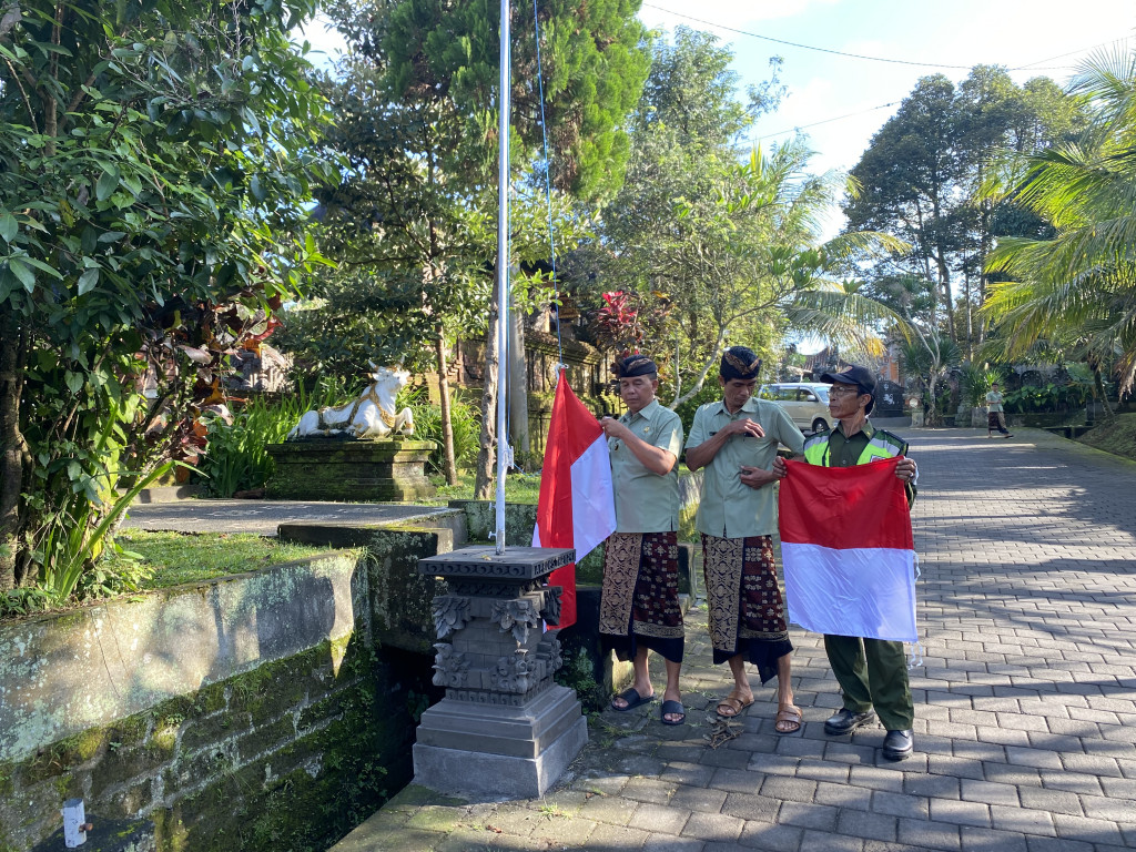 Pemasangan Serentak Bendera Merah Putih di Desa Selat