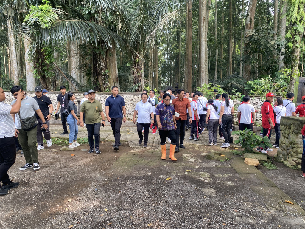 Penanaman 1000 Pohon Pala di Obyek Wisata Sangeh