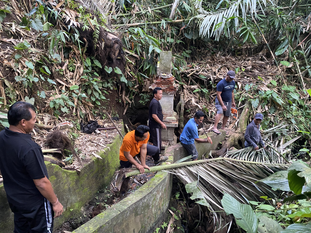 Gotong Royong Membersihkan Saluran Air