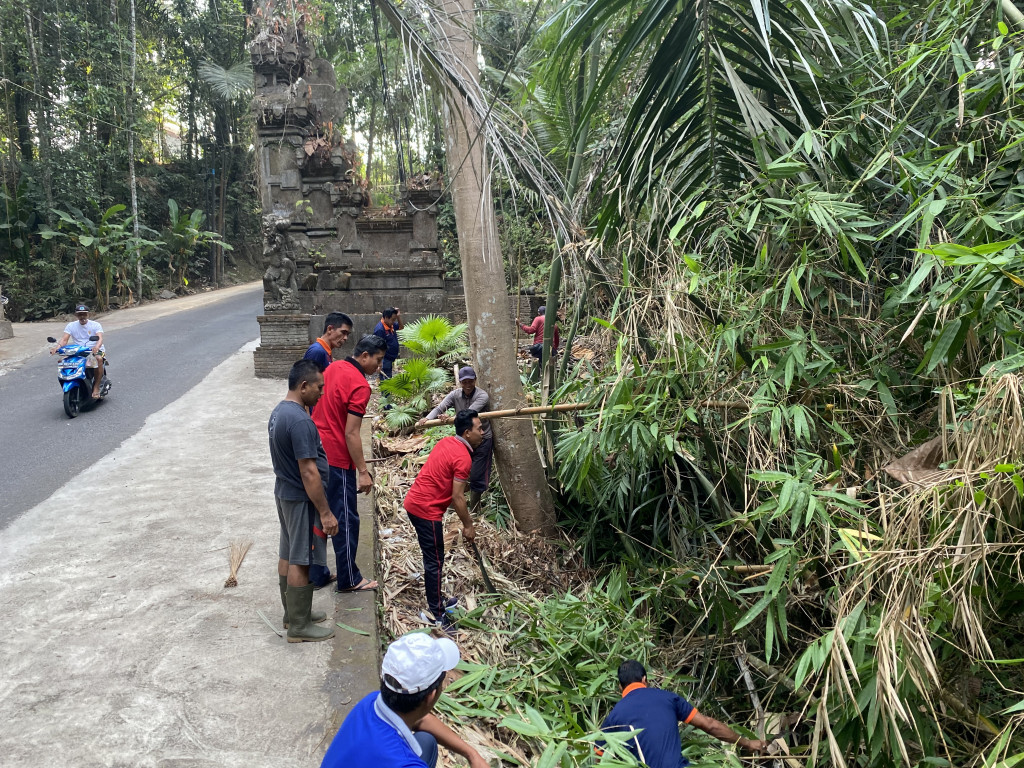 Gotong Royong Membersihkan Saluran Air di Permandian Desa